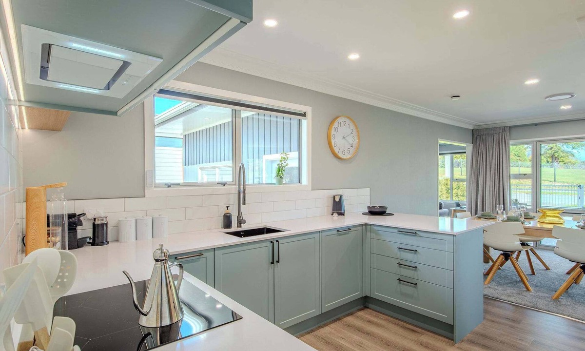 Rotorua House | Fairway Views - Golf Course location with Spa Pool