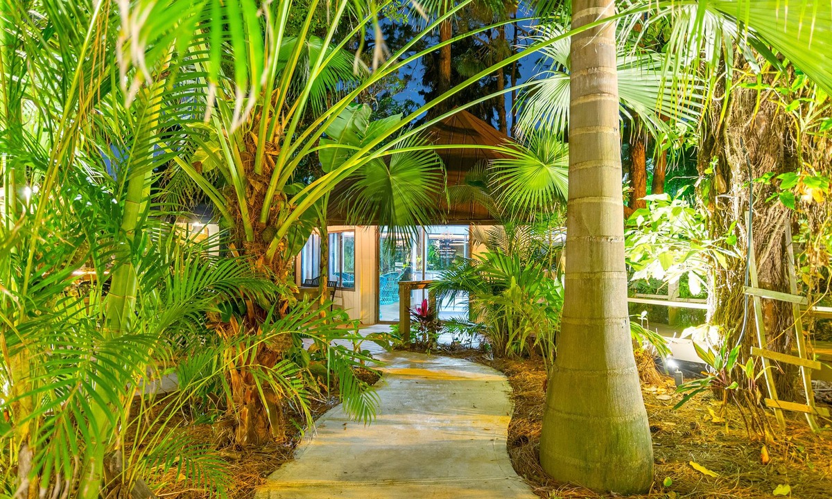 Palm River Estates Hotel | Fairways Inn of Naples