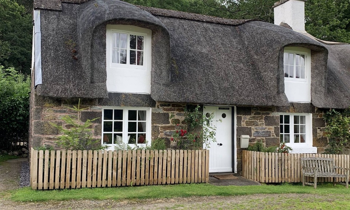 Glen Lyon Cottage | Fairytale thatched Highland Cottage