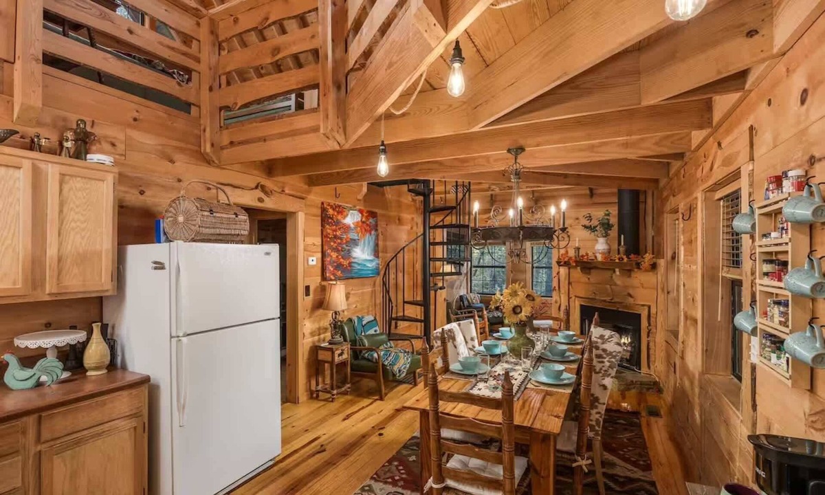 Mentone House | Falcon Lodge - Hot Tub, fire pit & games! Family