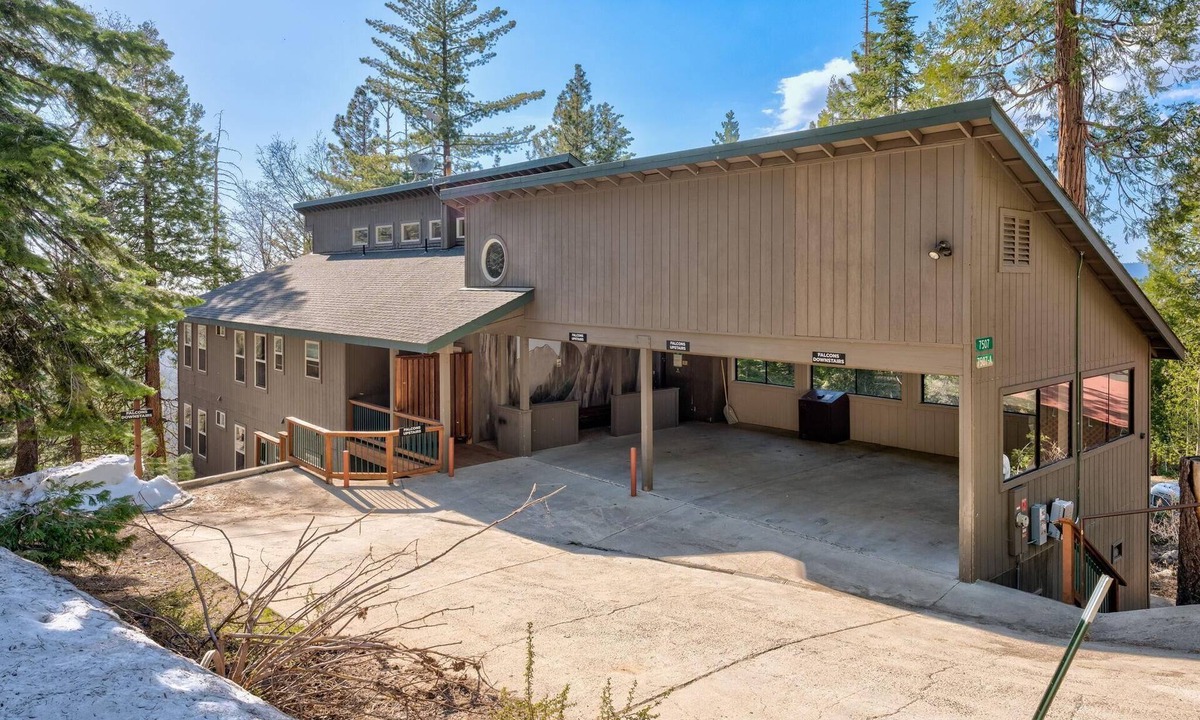 Yosemite National Park House | Falcons Nest (Upstairs)