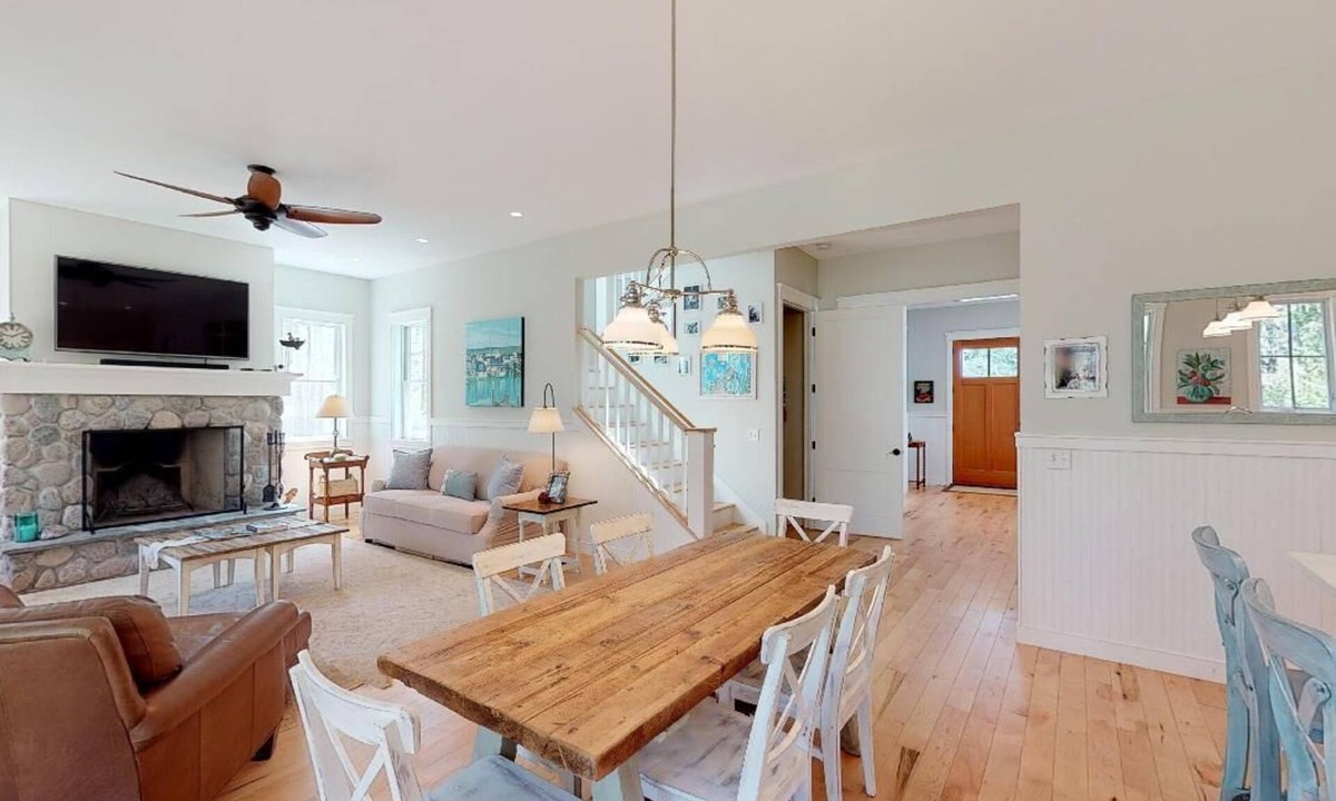 Leland House | Fall 2026 dates available - Clean, gorgeous 5 bedroom property in town!