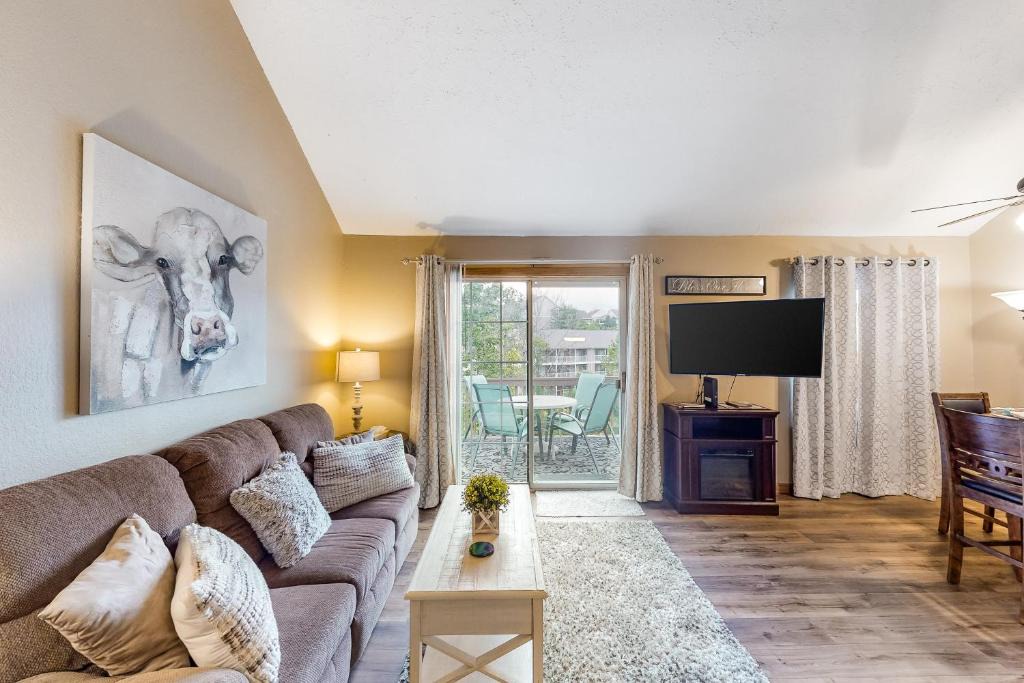 Table Rock House | Fall Creek Resort & Pond View Retreat