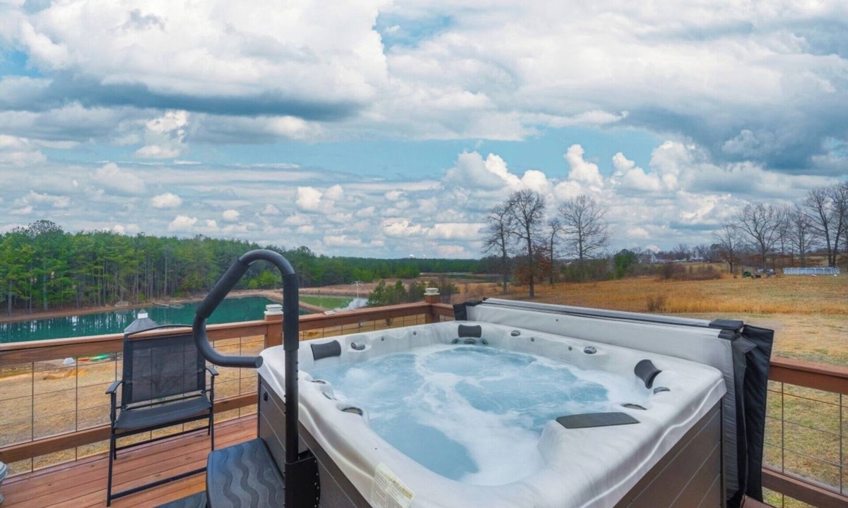 Bryant House | Fall Foliage Retreat: Kayaks, Hot Tub, and Pond Deck