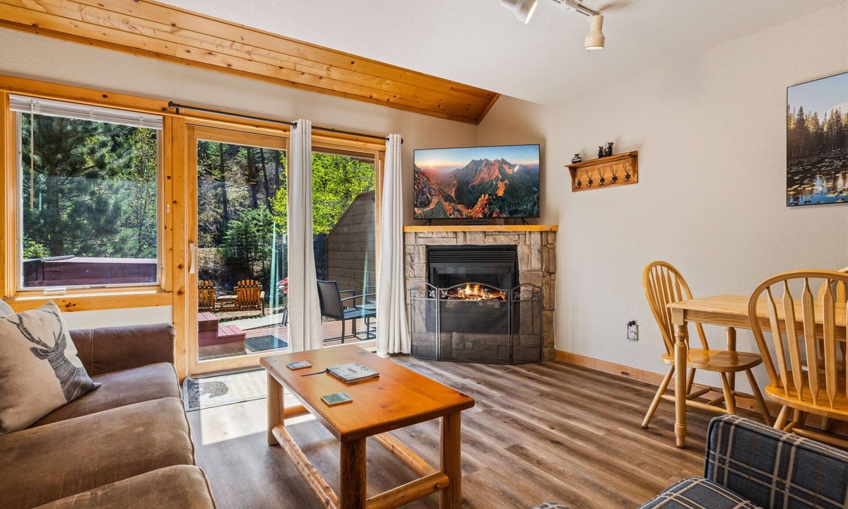 Fall River Estates Condo | Fall River Hideout Private Hot Tub Close to RMNP
