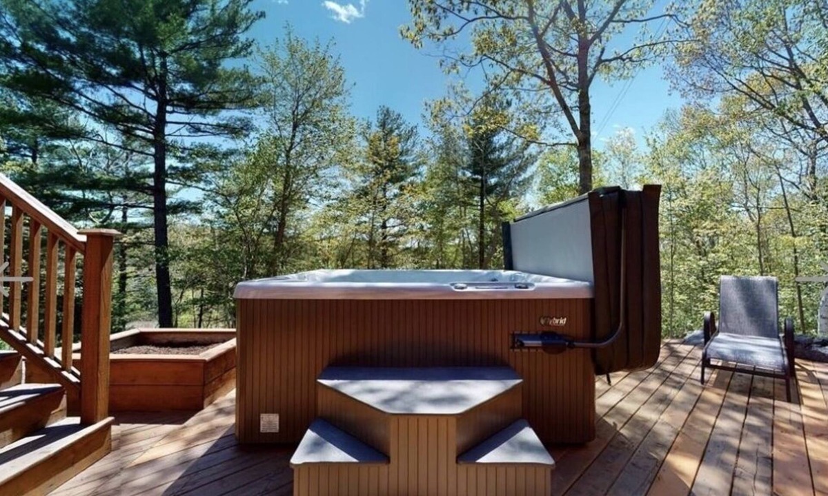 Fall River Apartment | Fall River Oasis Suite with 6 Person Hot Tub