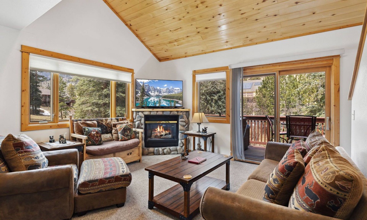 Fall River Estates Condo | Fall River Retreat Private Hot Tub