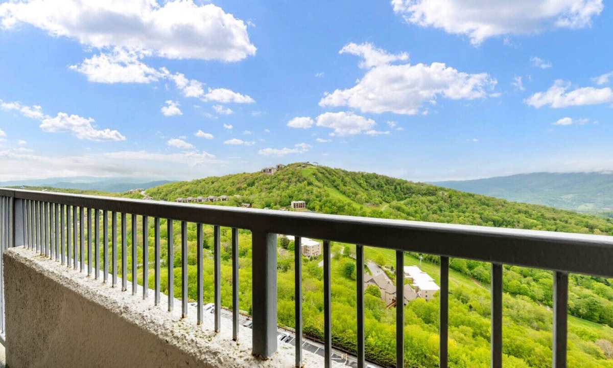 Sugar Mountain Apartment | Fall Views | 9th Floor Luxe | Near Ski & Trails