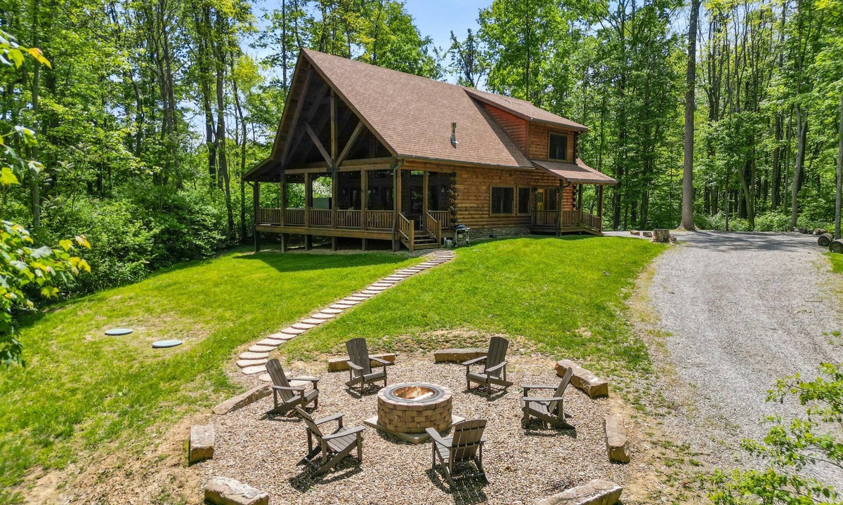South Bloomingville Cabin | Falling Leaves | Hocking Hills, Accessible, Pets