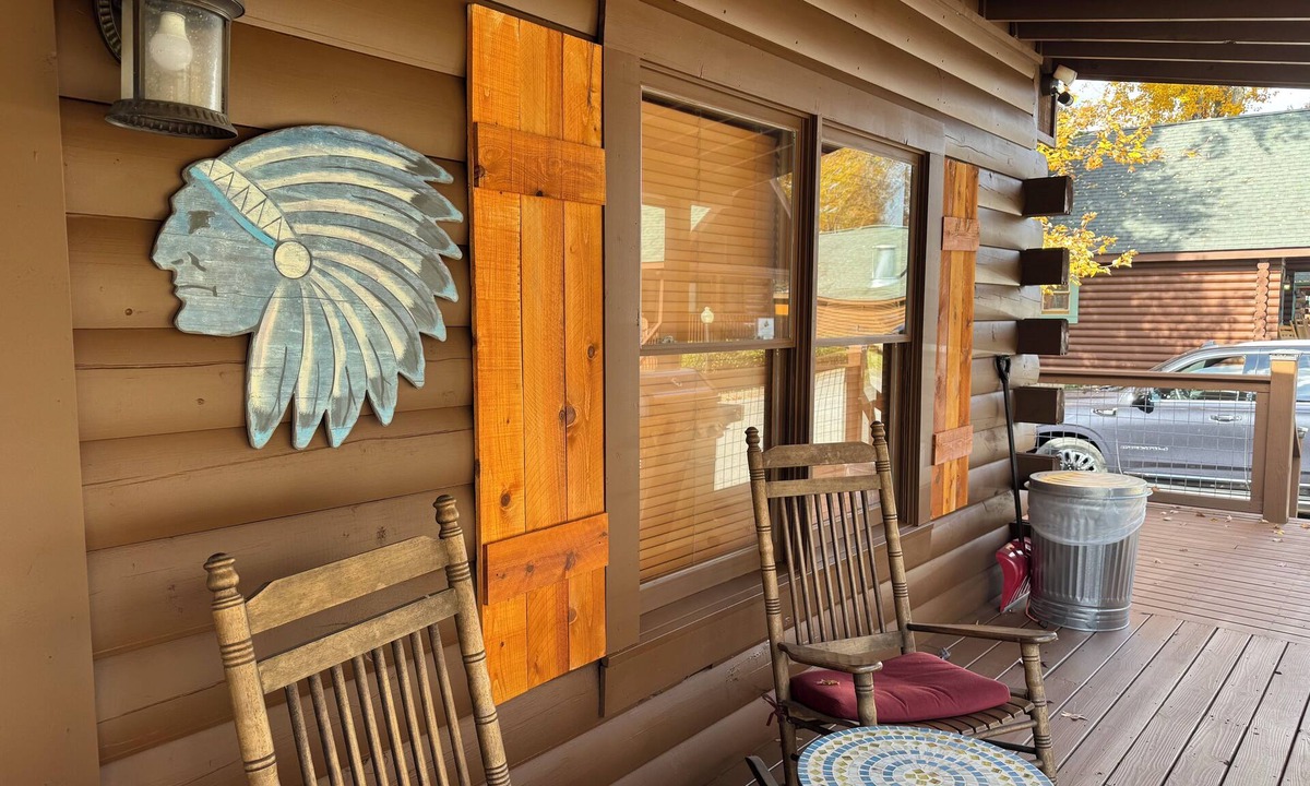 Pigeon Forge Cabin | Falling Rock-Walk to the Parkway- Hot Tub - Gas Fire Table - Community Pool