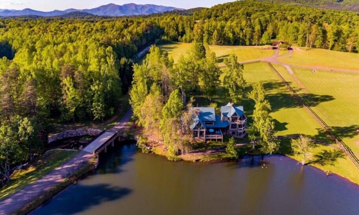 Ellijay House | Falling Waters Lodge Spectacular Lake Front Home