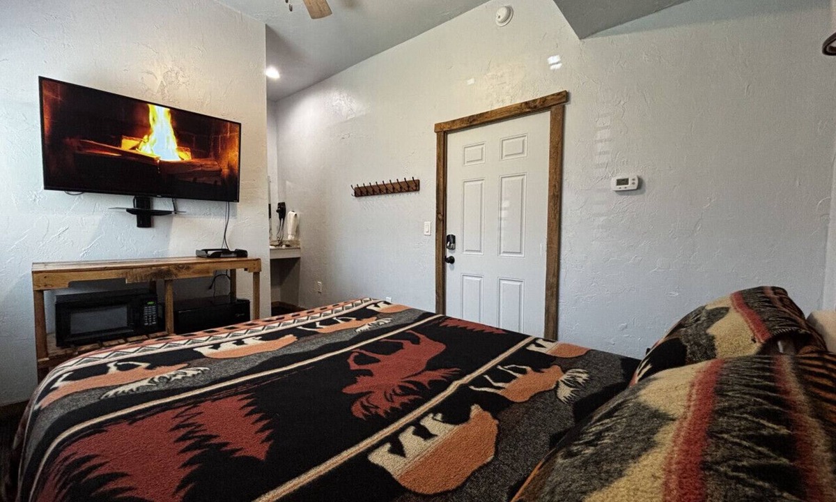 Ohiopyle Apartment | Falls Market Inn Riverview, Bike Trail Hotel, 4 Mile to Fallingwater 1 queen bed