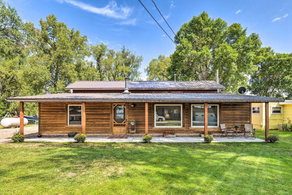 Elwood House | Family Home w/Hot Tub - Walk to Johnson Lake!