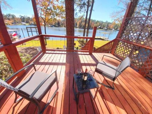 Hillister House | Familia Ball Lakehouse on Private Lake sleeps 8