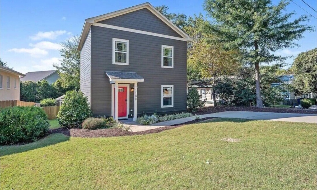 Downtown Cottage | Families or groups! 6 guests! A downtown cottage, convenient to major highways