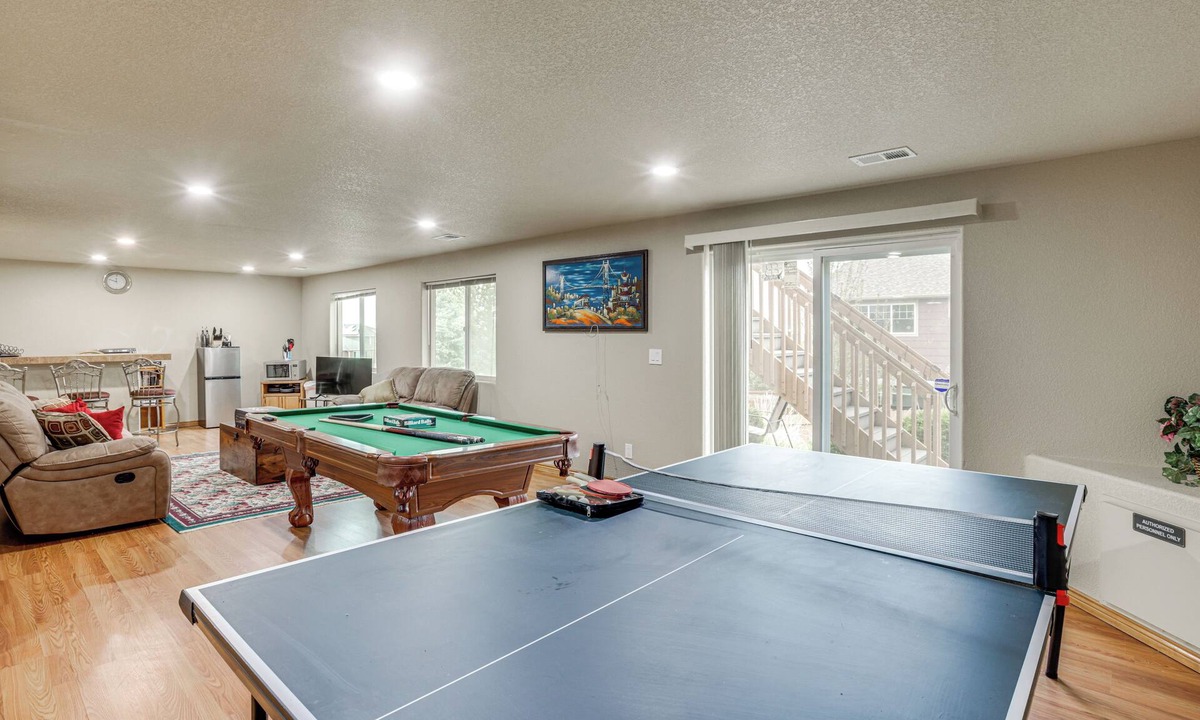 Aurora Apartment | Families Welcome! Centrally Located Aurora Escape