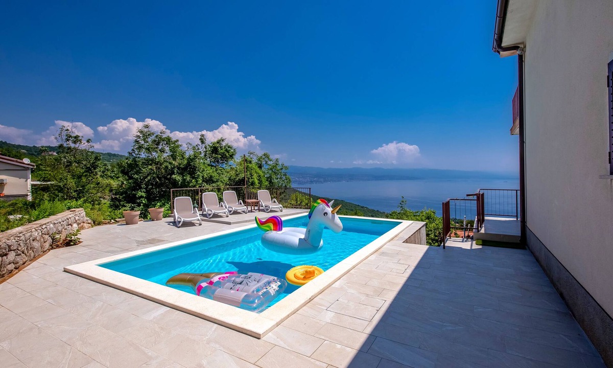 Poljane House | familly - friendly, quiet neighborhood, splendid view,