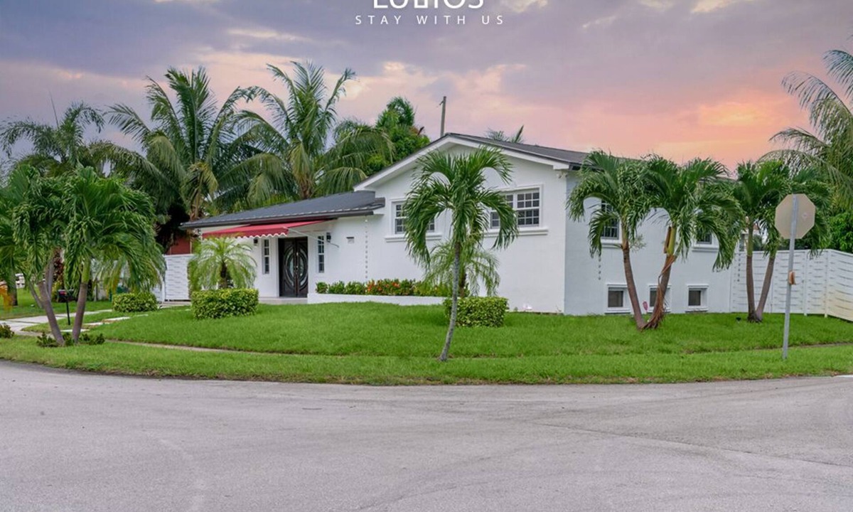 Miami Gardens House | Family 5BR Retreat/Private Beach/BBQ/Pool & Games
