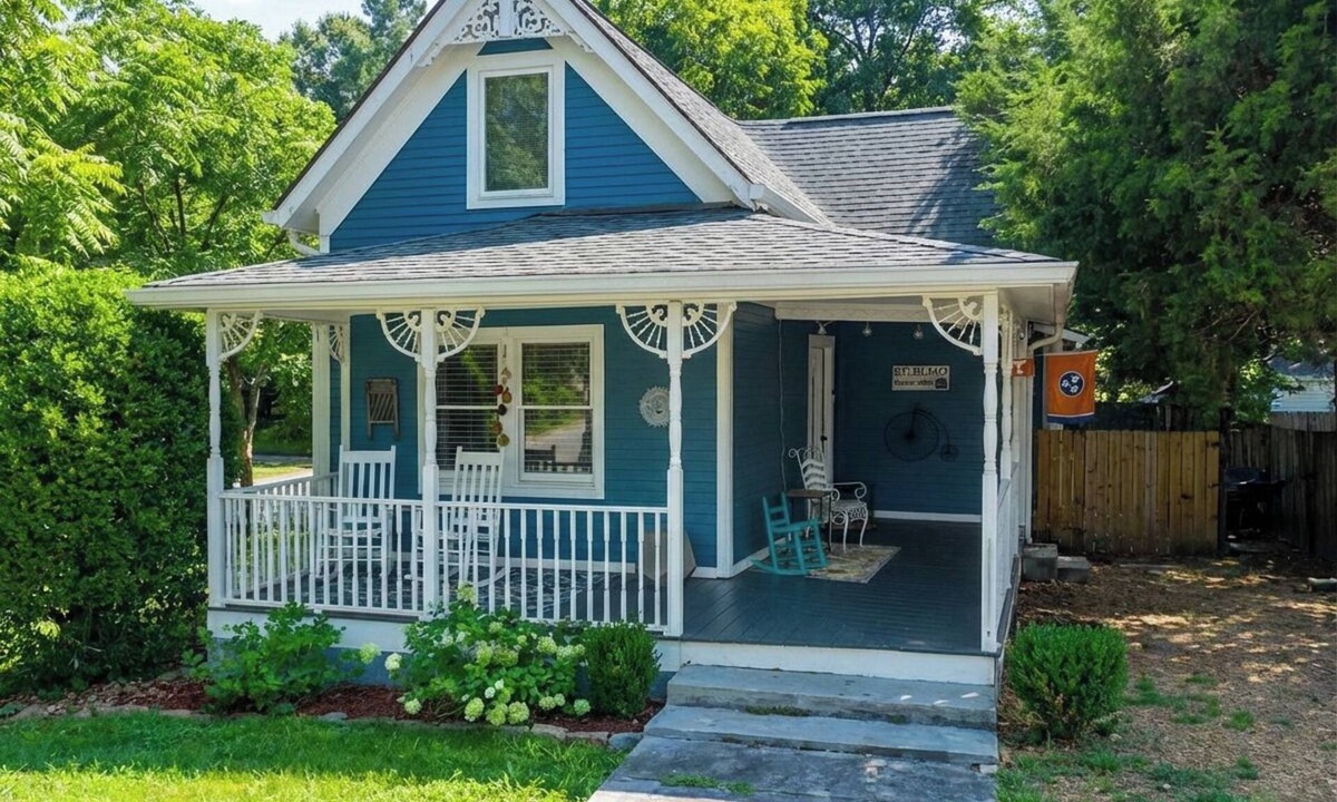 St. Elmo Improvement League House | Family And Pet Friendly Bungalow, Kids Corner, Gated Yard And Fire Pit