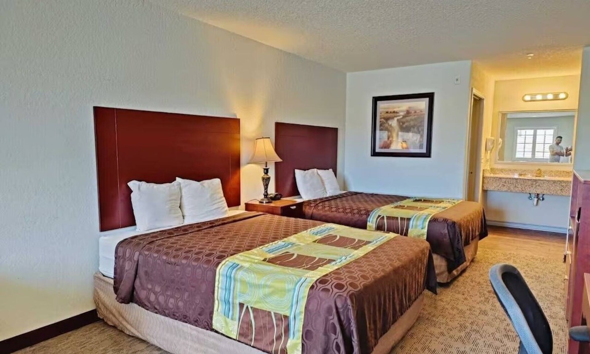 Pearsall Hotel | Family-Approved Stay with Extra Sofa Bed | Free Parking | Near Museum