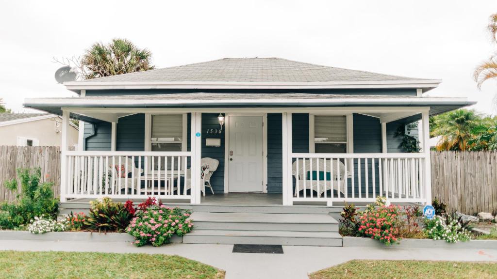 South Middle River House | Family Blue Home 6Beds&2Baths Olas Boulevard