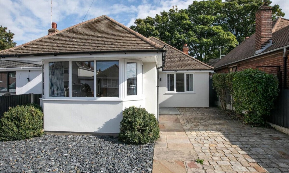 Broadstairs House | Family Bungalow with huge kitchen | Parking