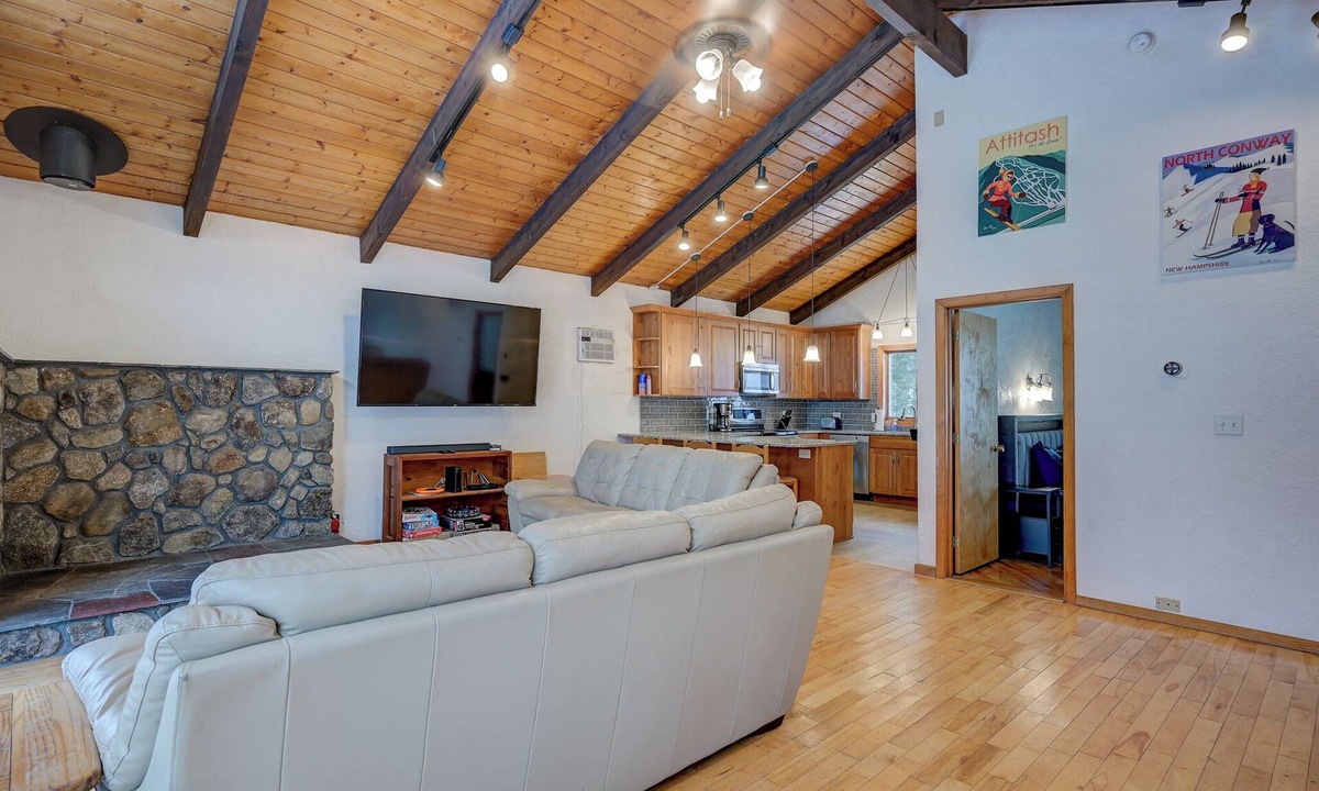 Jackson Ski Chalet | Family Chalet Near Storyland - Fenced Yard - Sleeps 11 - Quiet Linderhof Retreat