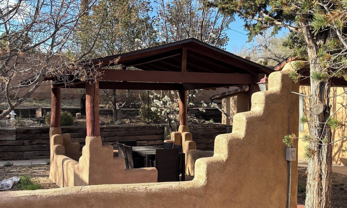 Santa Fe House | Family compound, AC, 2 living areas, sleeps 10. Close to ski Santa Fe Basin.