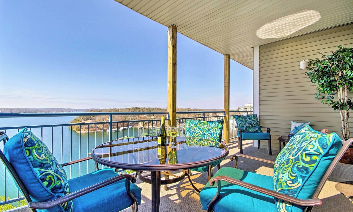 Lake Ozark Condo | Family Condo w/Views & Pool Access in Lake Ozark!