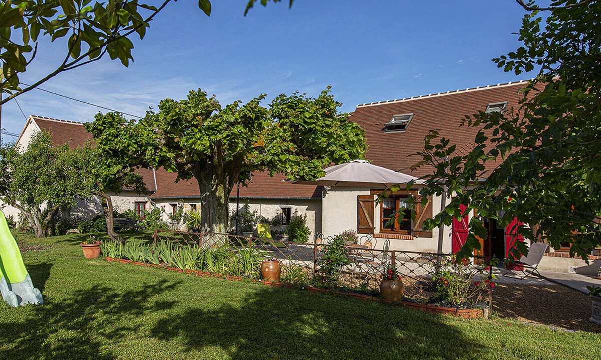 Cour-Cheverny Cottage | Family cottage near Loire castles with garden and children's games