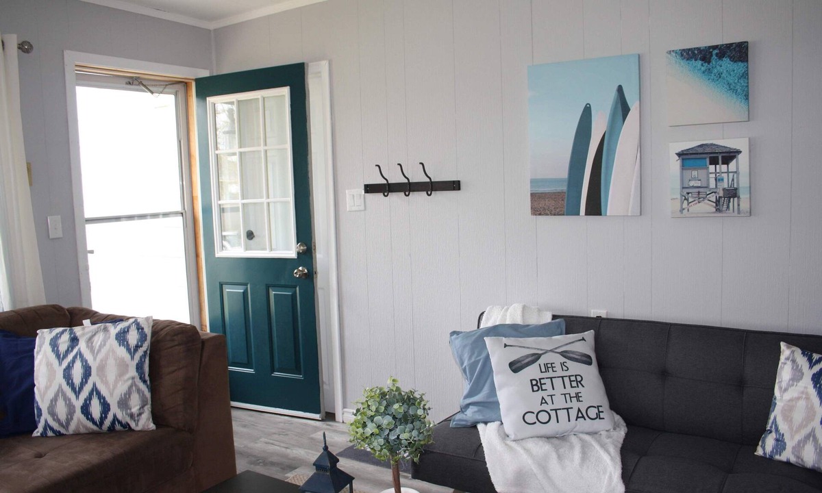 Grand Bend Cottage | Family cottage w/AC &firepit- Steps from Grand Bend's Main Beach
