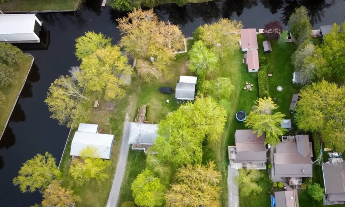 Isaacs Glen Cottage | Family Cottage with Large Yard & Lake Access