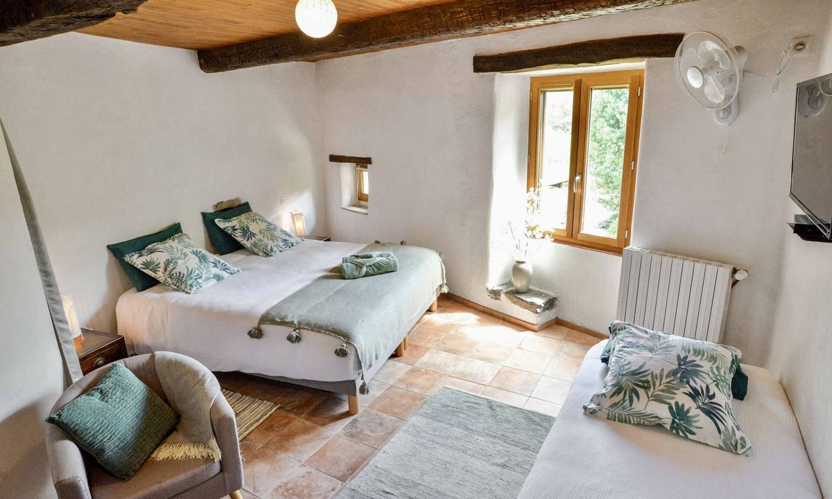 Cros House | Family double room B&B ★ king size bed ★ pool and spa ★ garden view ★ free WIFI