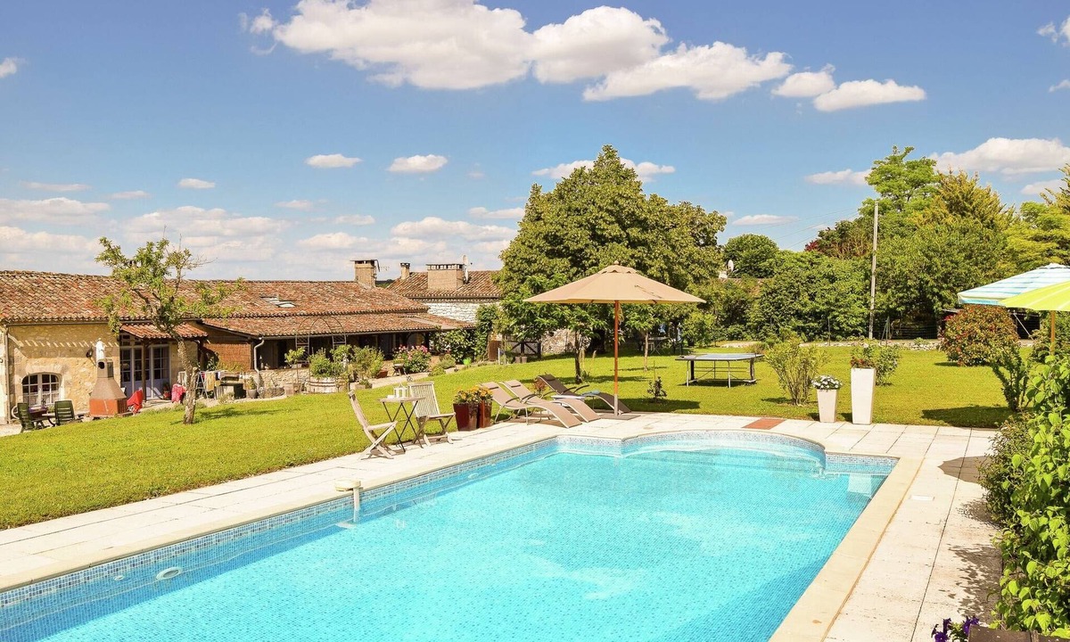 Saint-Eutrope-de-Born Cottage | Family Escape with Pool