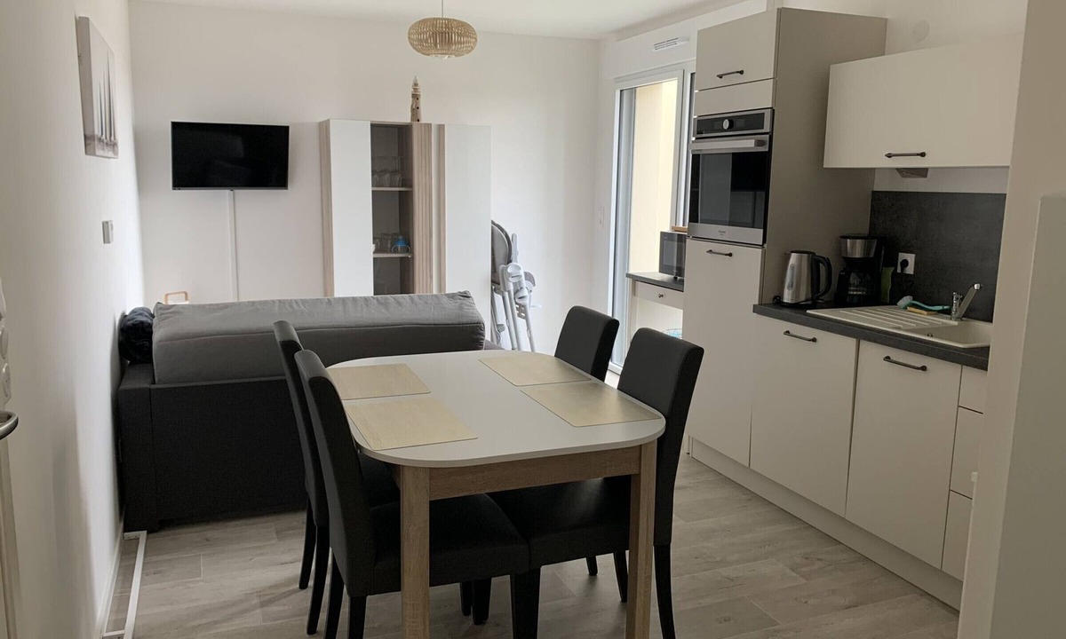 Fort-Mahon-Plage Apartment | Family-Friendly Apartment with Balcony, Baby Gear, and Parking