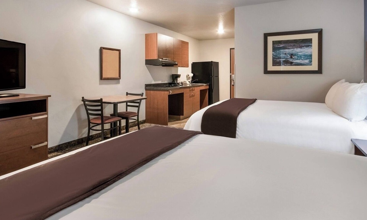 La Vista Hotel | Family-Friendly 2-Unit w/2 Queen Beds & Kitchen – Explore Zoo, Shops & Dining