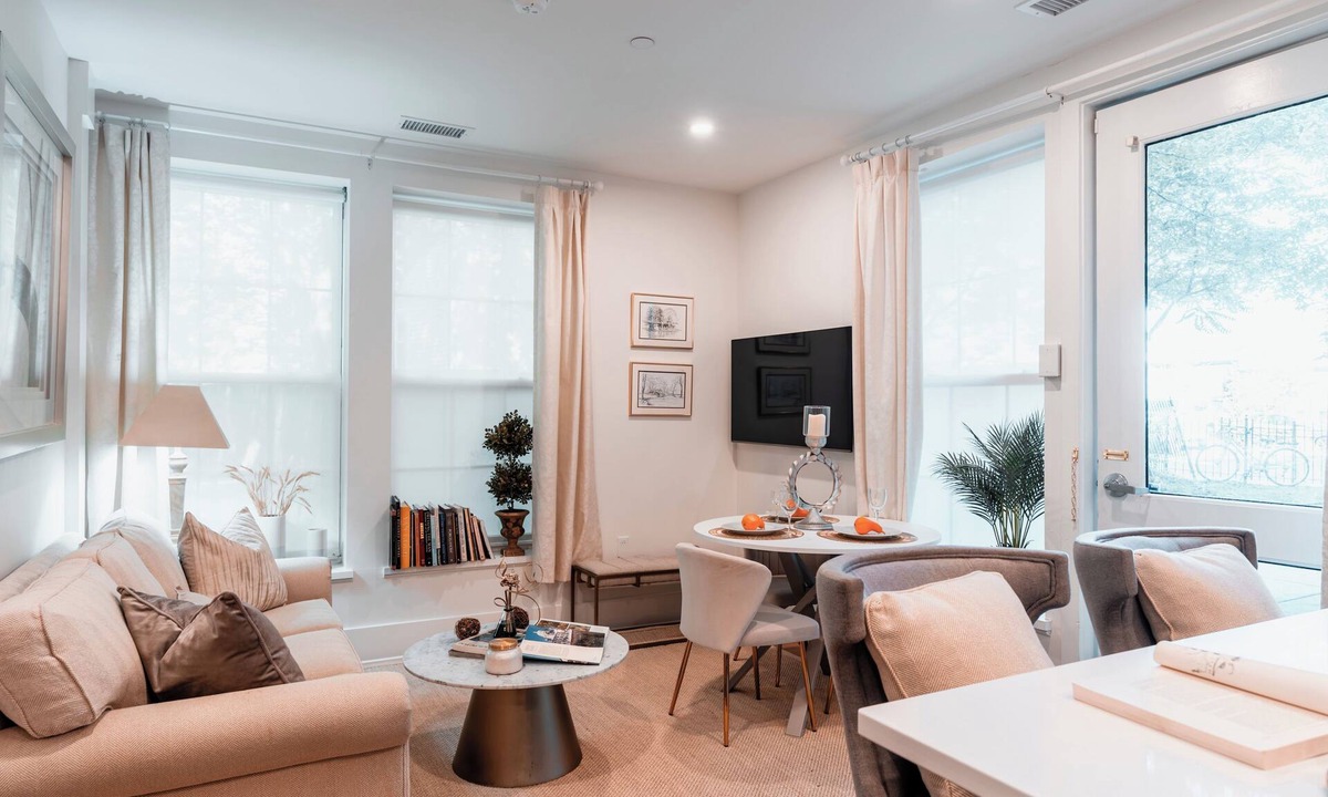 Fox Point Apartment | Family-Friendly 2BR Walk to Waterfront & Park Parking East Side