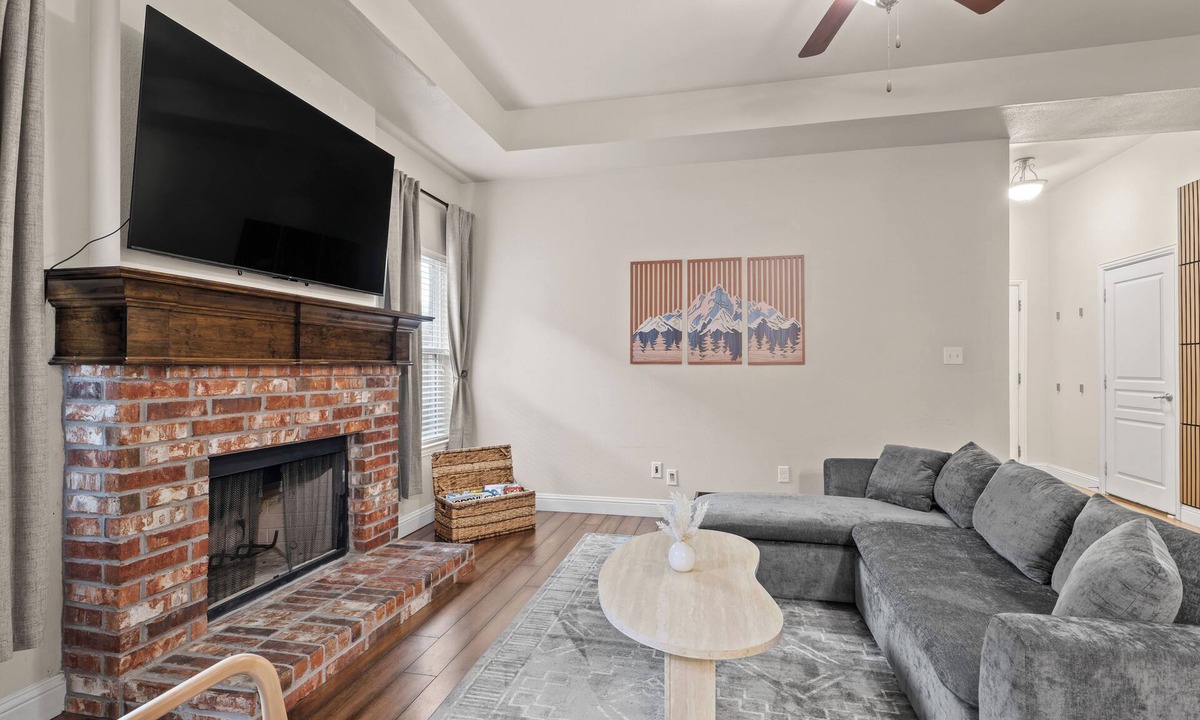 Lake Dallas House | Family-Friendly 3BR Retreat Sleeps 10 King Suite Bunks and Office