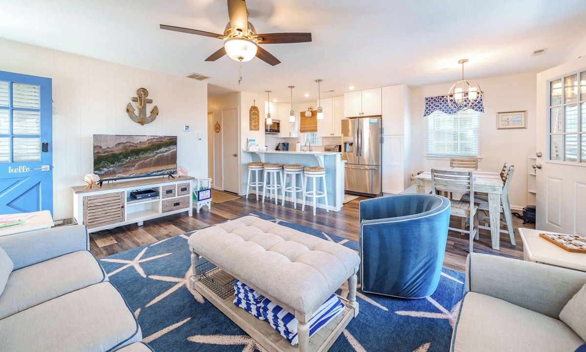 South End Condo | Family-Friendly 3BR/2BA Condo w/Sunset Views Walk to Beach