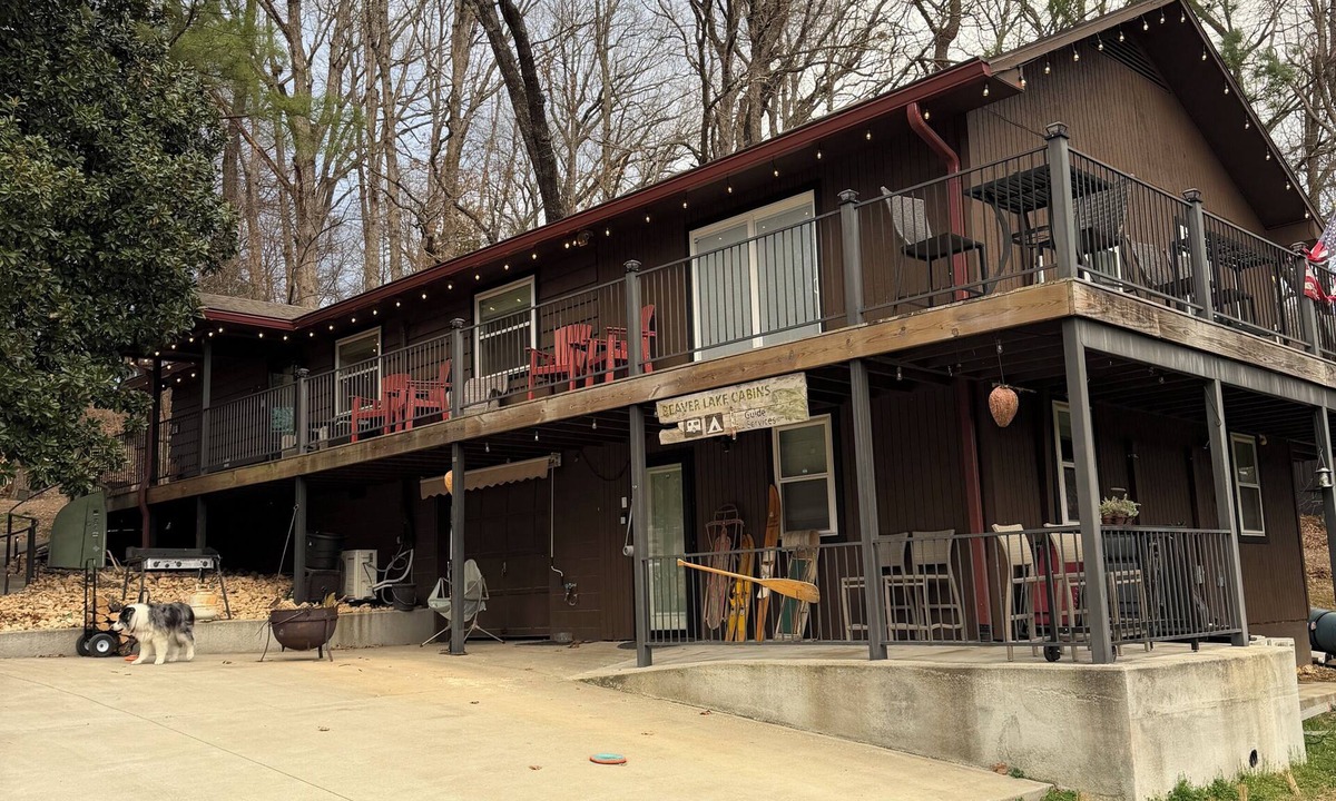 Springdale House | Family-Friendly 4 Bedroom home with Lake Access - w/Kayaks/SUP's/Water Mat