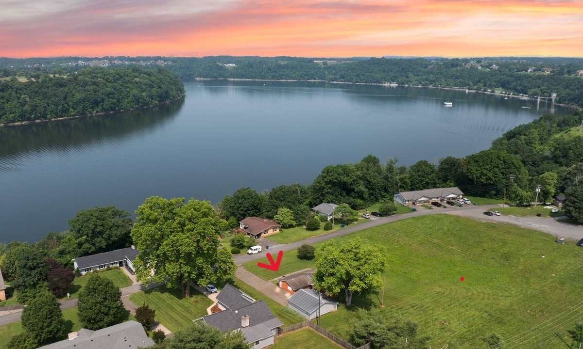 Somerset House | Family‑friendly 4‑bedroom home accommodating multiple boats with trailers