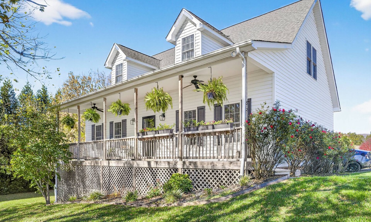 Troutville House | Family-Friendly 4 BR w.King Bed, EV Charger + Peloton + Mountain Views