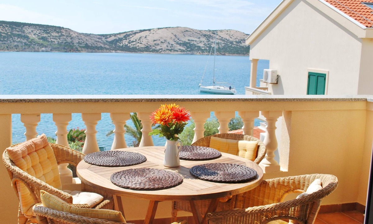 Stara Novalja Apartment | Family-friendly 4-star beach holiday apartment