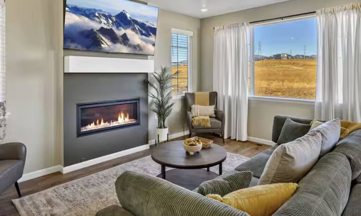 Superior House | Family Friendly 5BR Mountain Views & Game Room with AC