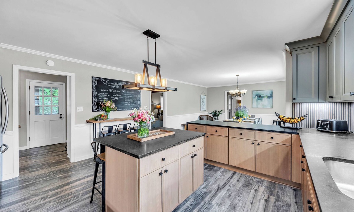 Jamestown House | Family Friendly 7 bedrooms, 4.5 baths with game room & ping pong table