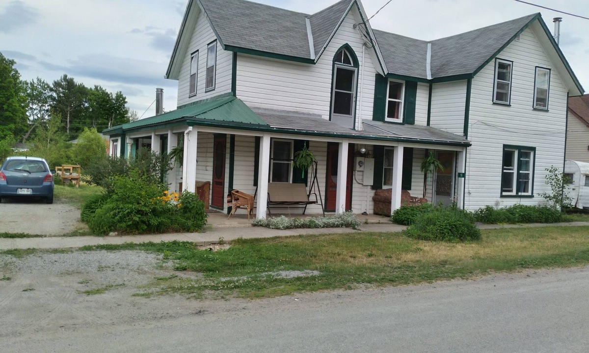 Flinton House | Family-friendly and pet-friendly home away from home. 2 minutes from the river
