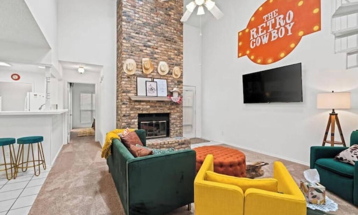 North by Northwest House | Family Friendly: Arcade game: Air Hockey: Garage Access