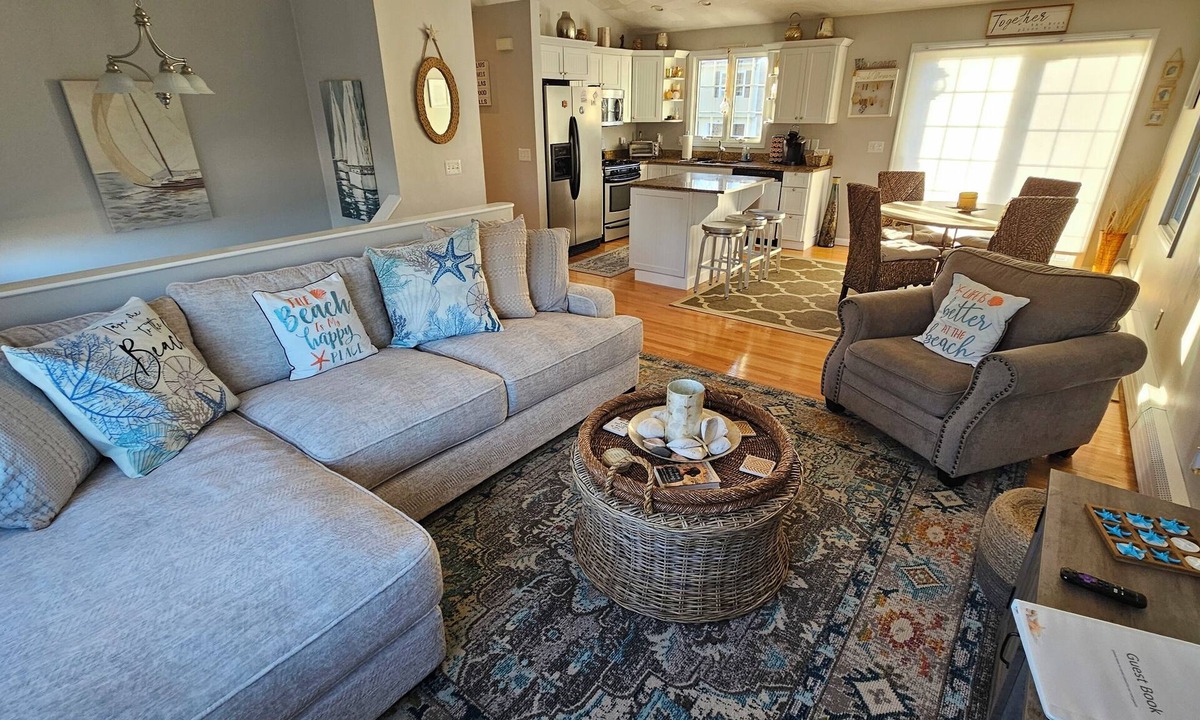 Bonnet Shores House | Family Friendly Bonnet Shores Home - Walk to beach-Central Air-Outdoor Shower