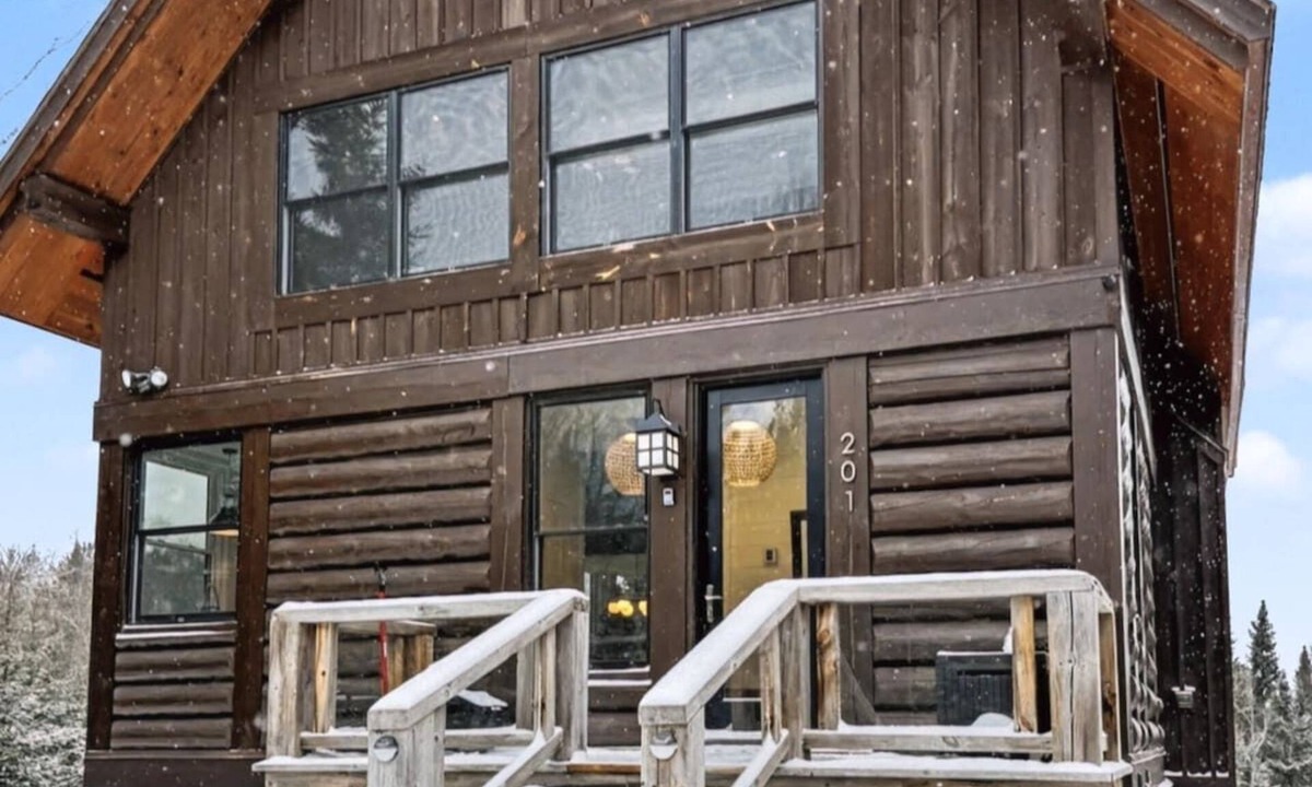 Lac Superieur Village Ski Chalet | Family-Friendly Chalet Pool, Hot Tub, & Lakeside
