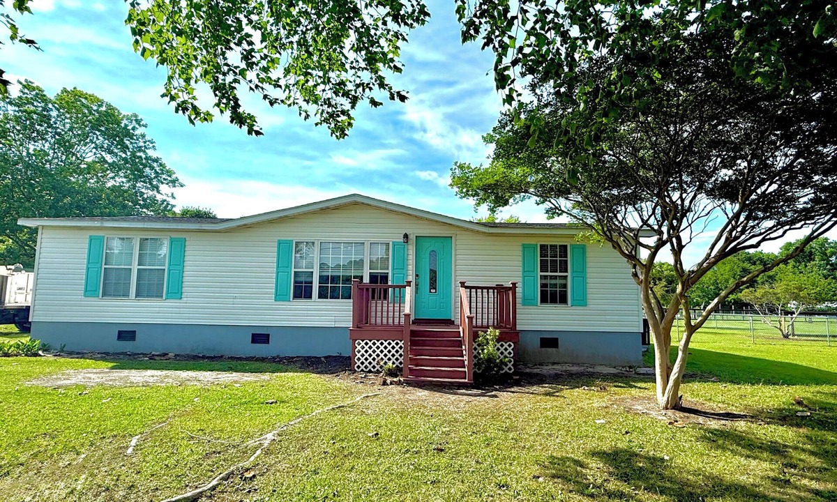 Newport House | Family Friendly Coastal Home Dog Friendly Yard Near Beach Sleeps 7
